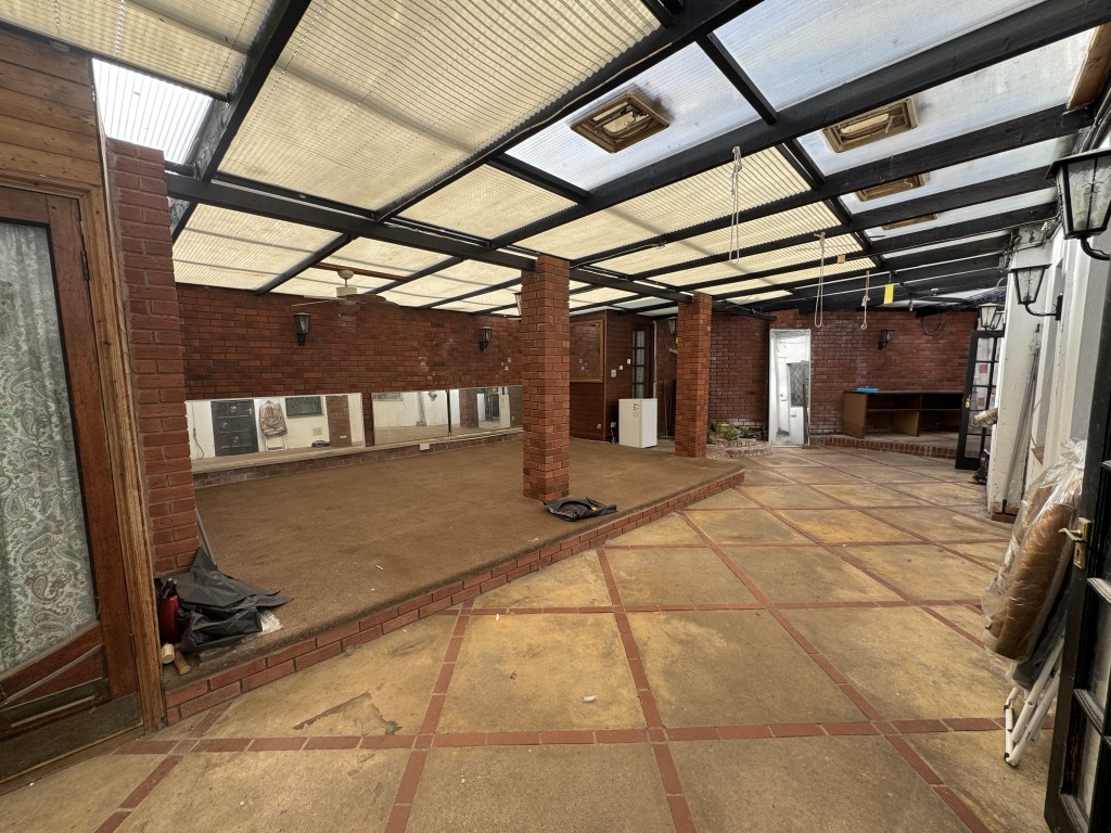 Lot: 178 - DETACHED COTTAGE FOR IMPROVEMENT AND REPAIR WITH LARGE GARAGE - Sun lounge